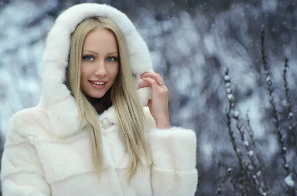 Portrait Belle Fille Blonde Dans Manteau Fourrure Chaud Plein Air — Photo