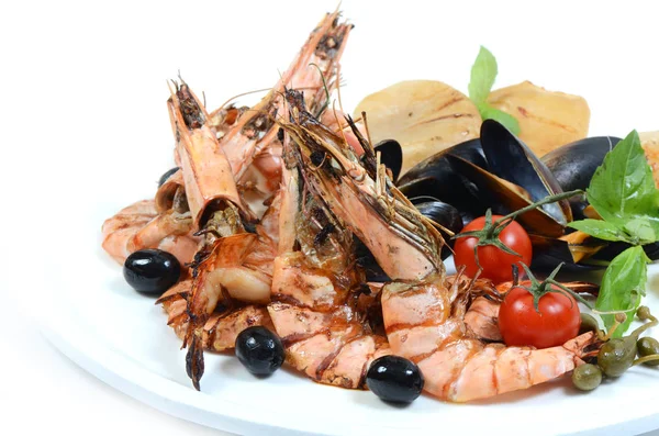 Gemischte Meeresfrüchte Grill Mit Tomaten Und Oliven Auf Weiß — Stockfoto