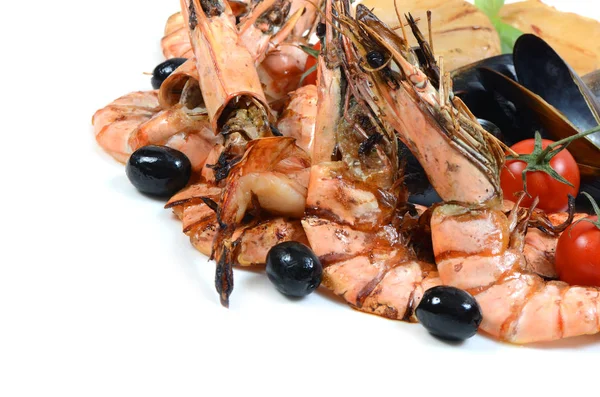 Gemischte Meeresfrüchte Grill Mit Tomaten Und Oliven Auf Weiß — Stockfoto