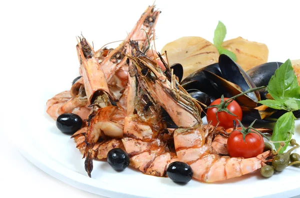 Griglia Mista Frutti Mare Con Pomodori Olive Bianco Immagine Stock