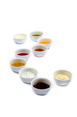 soslar kümesi. Ketçap, mayonez, hardal, soya sosu, barbekü sosu, pesto, hardal