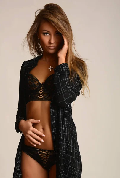 Modeporträt eines professionellen Models in schwarzer sexy Unterwäsche — Stockfoto