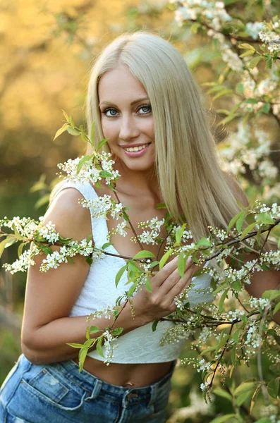 Den Vackra Kvinnan Blommor Körsbär — Stockfoto