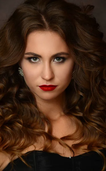 Mulher modelo de beleza com cabelo ondulado marrom longo — Fotografia de Stock
