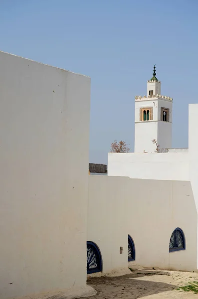 西迪布赛义德在突尼斯 街道和建筑物附近城镇中心 — 图库照片