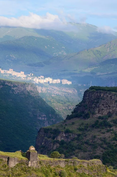 美丽的风景绿色山与古老的堡垒和壮丽的多云的天空在亚美尼亚 — 图库照片