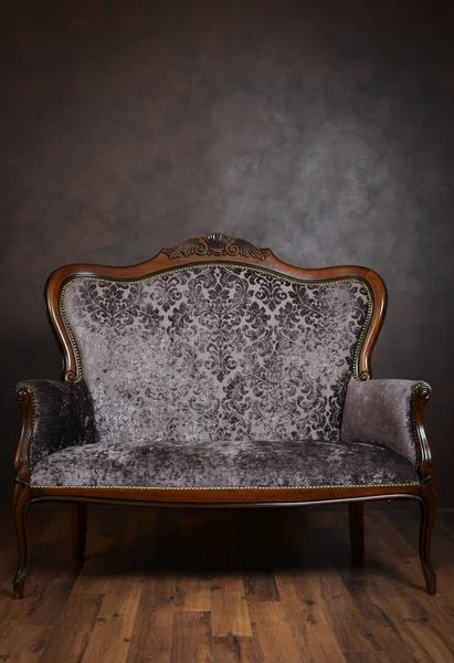 Vintage Sofa Ciemnym Pokoju — Zdjęcie stockowe