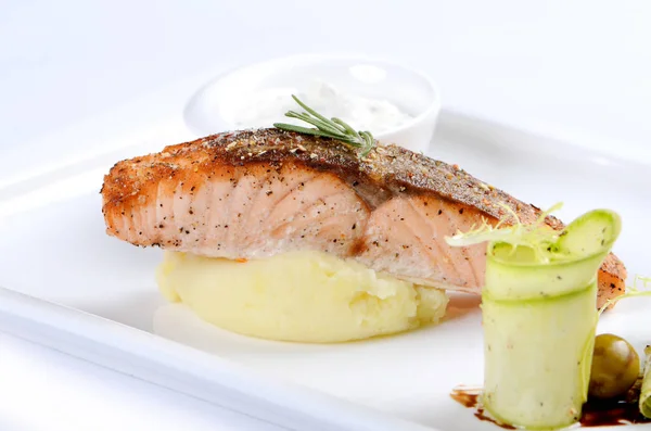 Gegrillter Lachs Und Kartoffelbrei Auf Dem Teller — Stockfoto