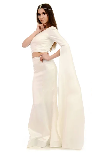 Hela kroppen av vacker kvinna modell poserar i vit klänning i studion — Stockfoto