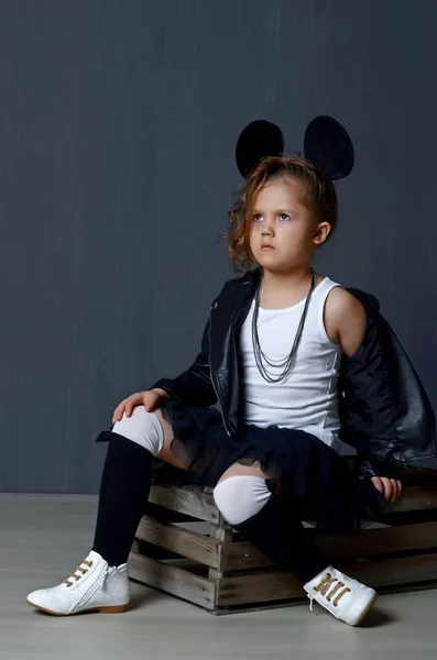 Retrato Uma Bela Jovem Modelo Criança Usando Preto — Fotografia de Stock