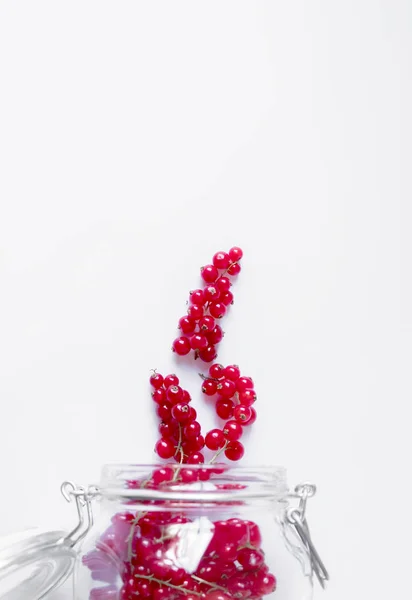 赤い果実のスプーン ガラス瓶と分離 — ストック写真