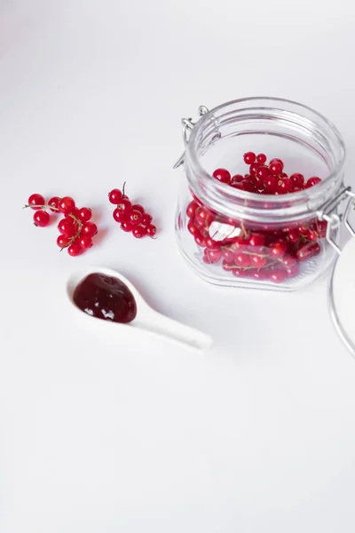 Rote Beeren Mit Löffel Und Glas lizenzfreie Stockfotos