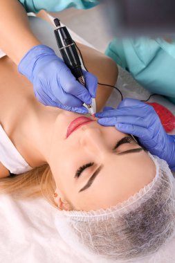 Kadının dudakları kalıcı makyaj yapma güzellik uzmanı