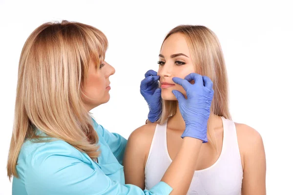 Cosmetólogo haciendo maquillaje permanente en los labios de las mujeres — Foto de Stock