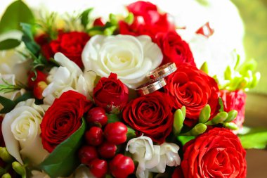 Bir düğün buket üzerinde altın yüzük