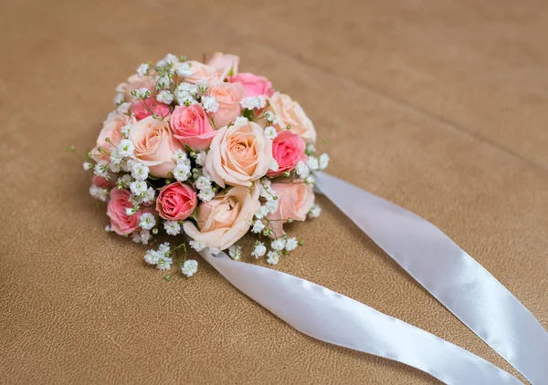 Eleganti sposi boutonniere con belle rose . — Foto Stock