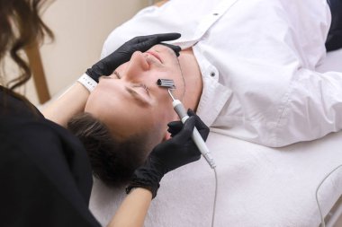 Güzellik uzmanı aparatı bir yordam bir güzel Microcurrent tedavisinin dostum bir güzellik salonu bulunur. Kozmetik ve profesyonel Cilt Bakımı.