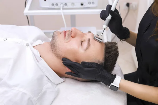 El dispositivo es la cosmetología facial . — Foto de Stock