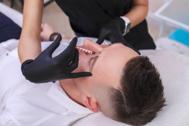 Yüz Mezoterapisi Güzellik kliniği olan bir adam portresi.