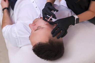 Yüz Mezoterapisi Güzellik kliniği olan bir adam portresi.