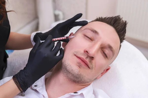 Porträt eines Mannes, der eine Gesichtsmesotherapie in einer Schönheitsklinik hat. — Stockfoto