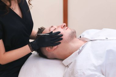 Adam yüz temizliği.