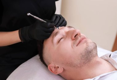 Adam yüz temizliği.