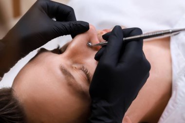 Adam yüz temizliği.