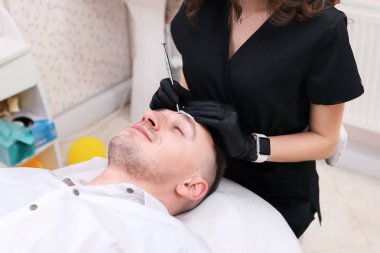 Adam yüz temizliği.