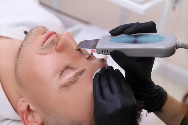Hautpflege Durch Ultraschall Gesichtspeeling Ultraschall Reinigungsverfahren Ernte Der Schönheitsbehandlung Des — Stockfoto