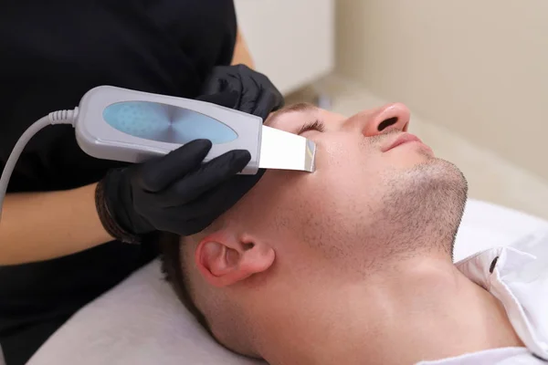 Hautpflege Durch Ultraschall Gesichtspeeling Ultraschall Reinigungsverfahren Ernte Der Schönheitsbehandlung Des — Stockfoto