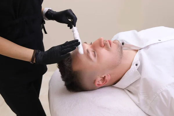 Liquid nitrogen therapy. — Stock Image Liquid nitrogen therapy. Stock Image