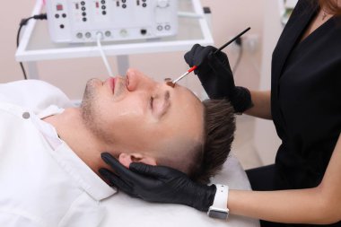 Güzellik Salonu bir insanın yüz temizliği.