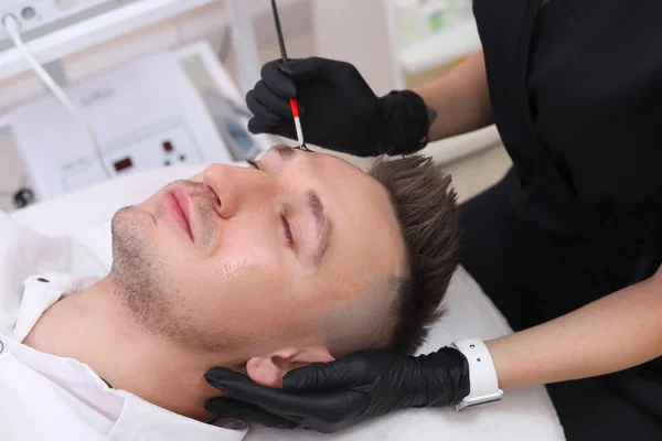 Cleaning the face of a man in a beauty salon. — Stock Photo, Image