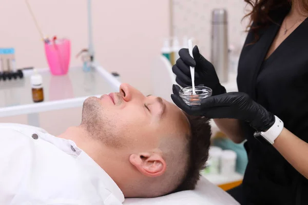 Cleaning the face of a man in a beauty salon. — Stock Photo, Image