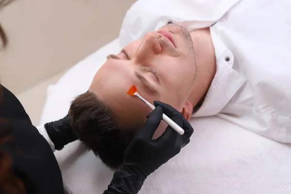 Nettoyage du visage d'un homme dans un salon de beauté . — Photo