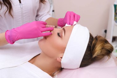 Mezoterapi enjeksiyon karşısında.