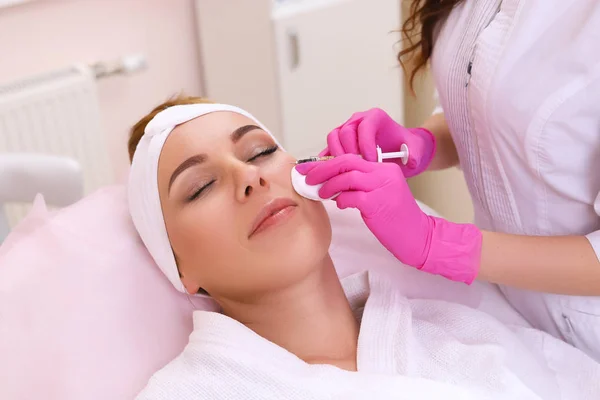 Mesotherapy injektioner i ansiktet. — Stockfoto