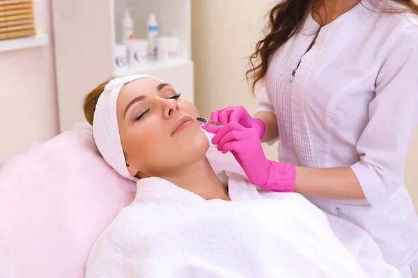 Inyecciones de mesoterapia en la cara . — Foto de Stock