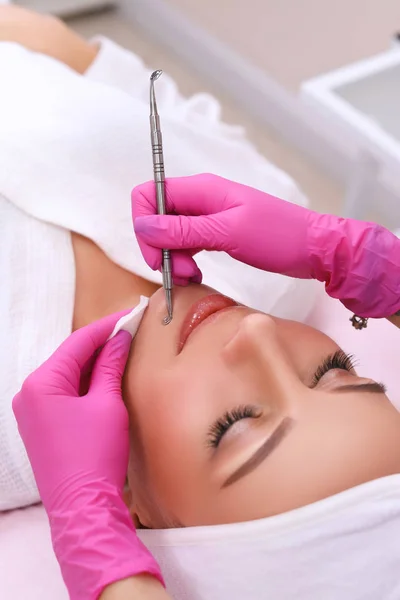 Professionele reiniging van acne in een schoonheidssalon. — Stockfoto