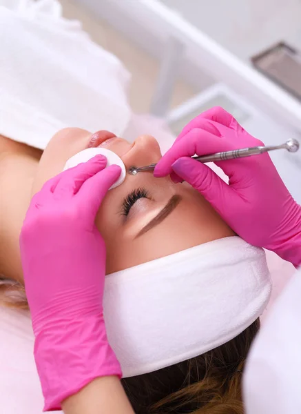 Limpieza profesional del acné en un salón de belleza . — Foto de Stock