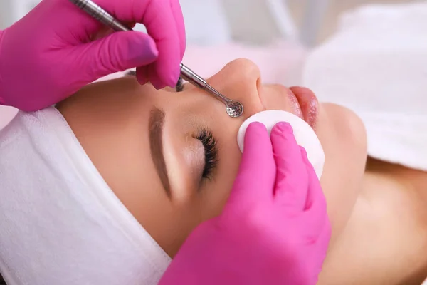 Professionele reiniging van acne in een schoonheidssalon. — Stockfoto