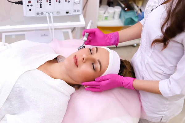 El dispositivo es la cosmetología facial . — Foto de Stock