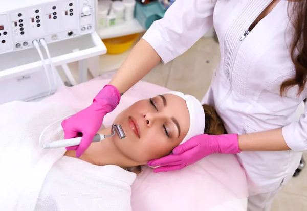 El dispositivo es la cosmetología facial . —  Fotos de Stock