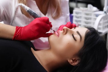 Dudaklarında kalıcı bir makyaj var..