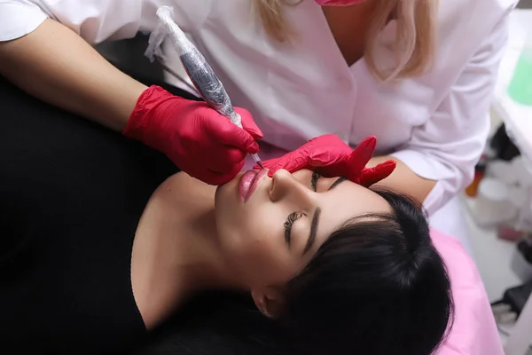 Maquillaje permanente en sus labios. — Foto de Stock