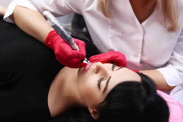 Maquillaje permanente en sus labios. — Foto de Stock