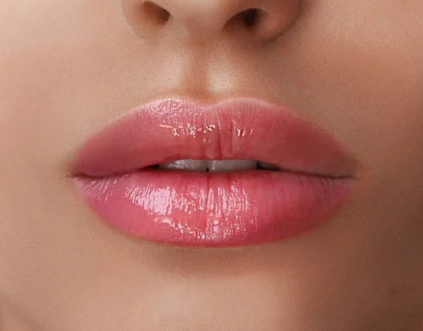 Permanentes Make-up auf ihren Lippen. — Stockfoto