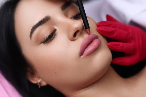 Cosmetologue faisant maquillage permanent sur le visage des femmes — Photo