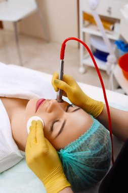 Mikrodermabrazyon prosedürü.